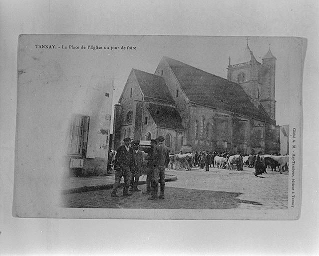 Place de l'Eglise un jour de foire. Carte postale ancienne s.d.