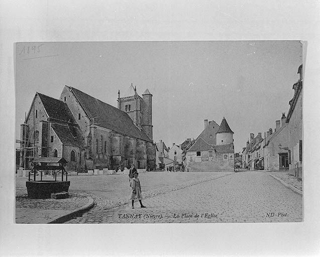 Place de l'Eglise. Carte postale ancienne datée 1895.