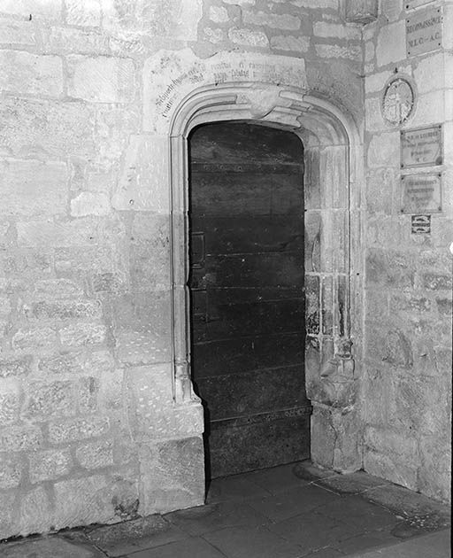 Choeur, porte de la sacristie.