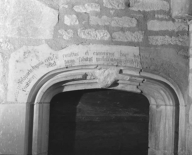 Choeur, porte de la sacristie, détail de l'inscription.