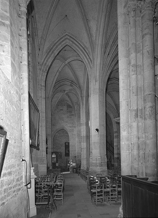 Collatéral droit, vue prise de la chapelle.