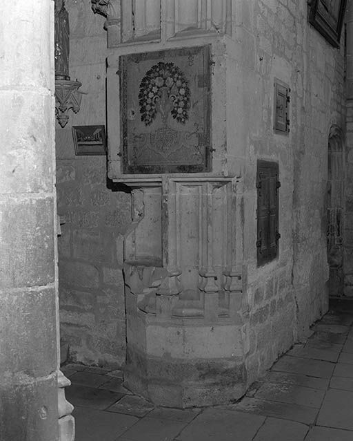 Choeur, mur gauche et armoire aux reliques du piédroit de l'arcade ouvrant sur la chapelle gauche.