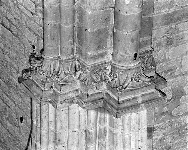 Croisée du transept : pilier postérieur gauche, détail des chapiteaux.