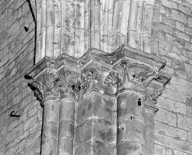 Croisée du transept : pilier postérieur droit, détail des chapiteaux.