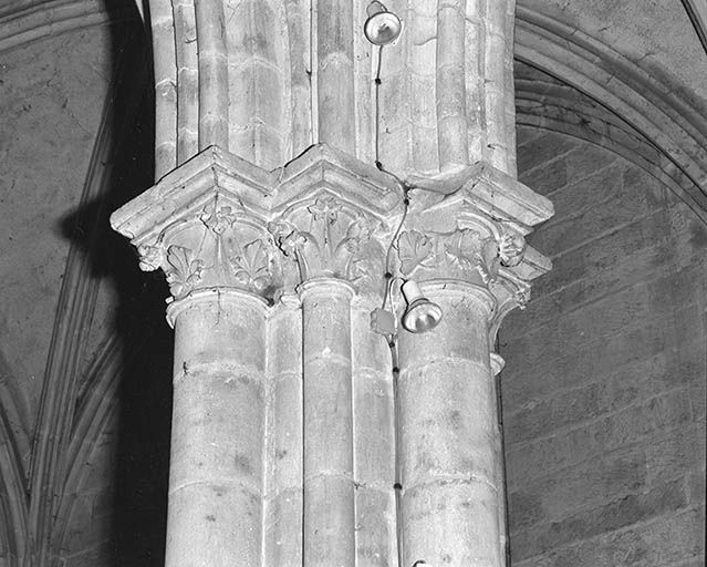 Croisée du transept : pilier antérieur gauche, détail des chapiteaux.