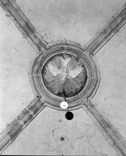 Croisée du transept : clef de voûte annulaire.