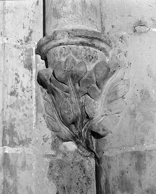 Chapelle gauche : culot de la colonnette de l'angle antérieur droit.