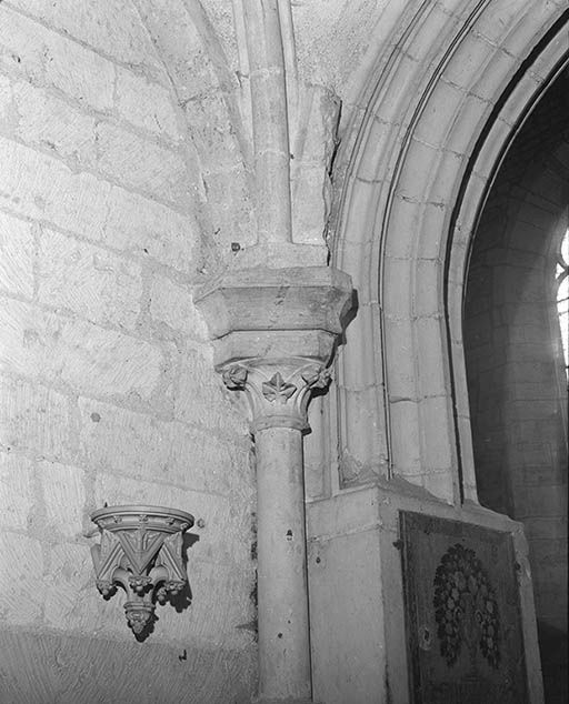 Chapelle gauche : colonnette dans l'angle postérieur droit.