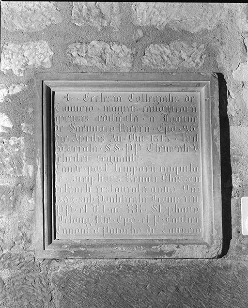 Plaque commémorant la construction, en 1313, de la collégiale de Tannay et sa restauration, en 1892.