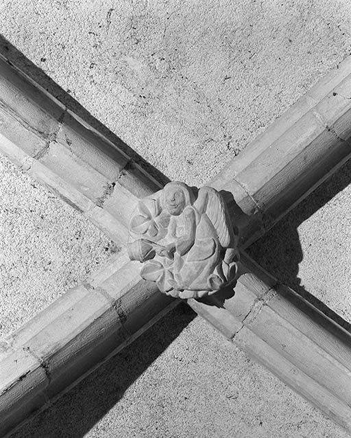 Chapelle gauche : clef de voûte.