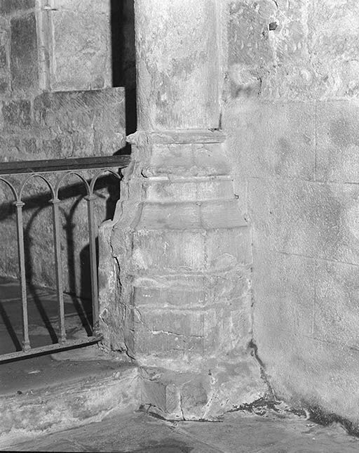 Bras droit du transept : base droite de l'arc-diaphragme donnant sur la chapelle.