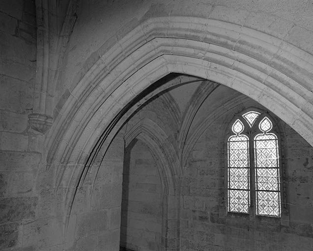 Chapelle des fonts baptismaux : partie haute avec au 1er plan l'arc-diaphragme de la travée sous clocher.