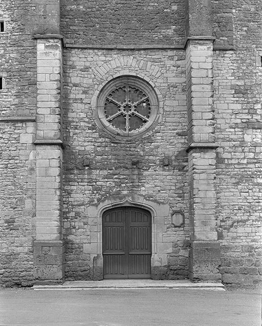 Façade, détail du portail et de la rose.