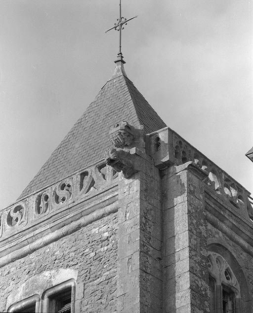 Clocher, angle postérieur gauche.