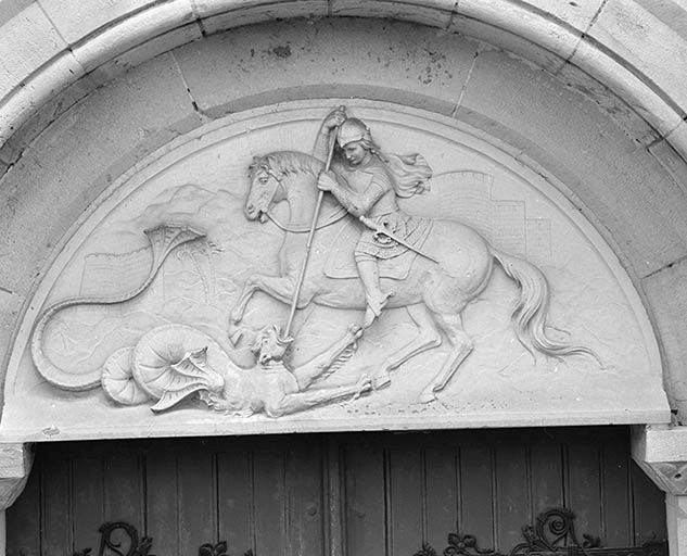 Façade, tympan du portail.