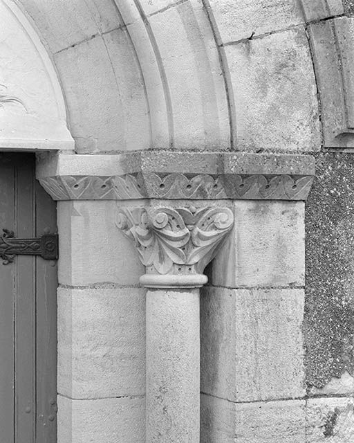Façade, détail du chapiteau droit du portail.