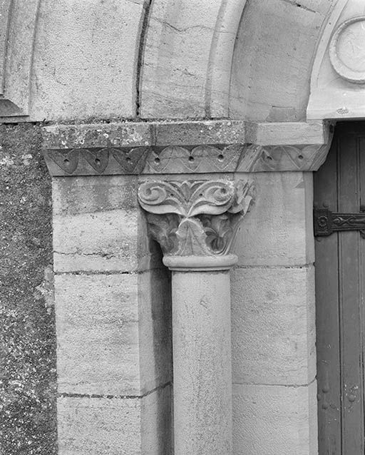 Façade, détail du chapiteau gauche du portail.