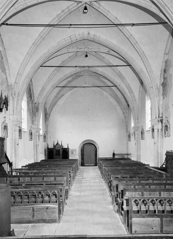 Vue intérieure prise du choeur.