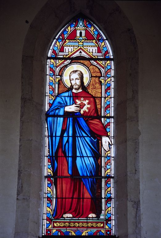 Vitrail central du choeur : Sacré-Coeur.