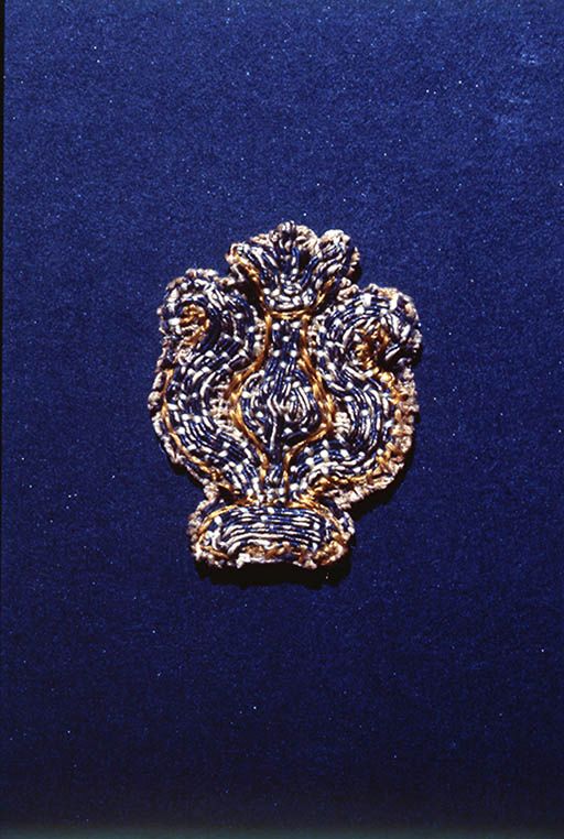 Détail du fleuron du sceptre de l'ange (endroit)