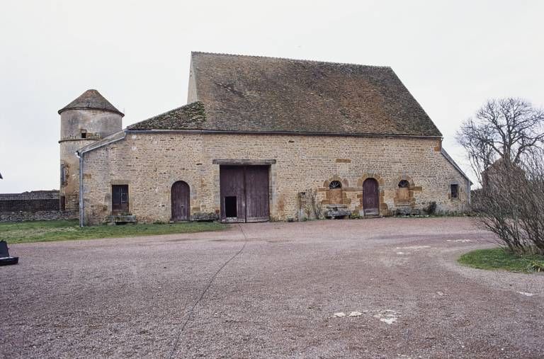 Bâtiment des écuries et colombier, vue prise du sud
