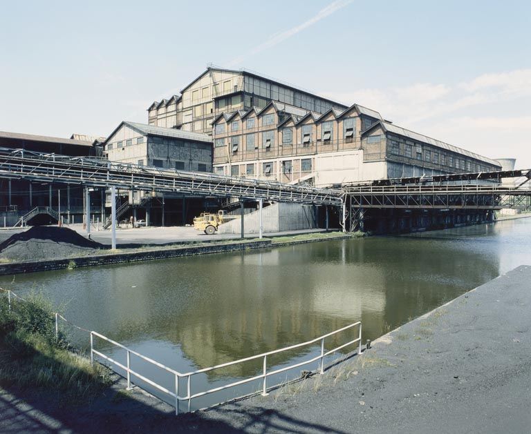 Le port et le lavoir vu du sud.