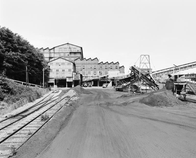 Voie ferrée desservant le lavoir des Chavannes pour le transport des produits lavés et bandes transporteuses de l'usine d'agglomérés, vue prise au sud du lavoir.