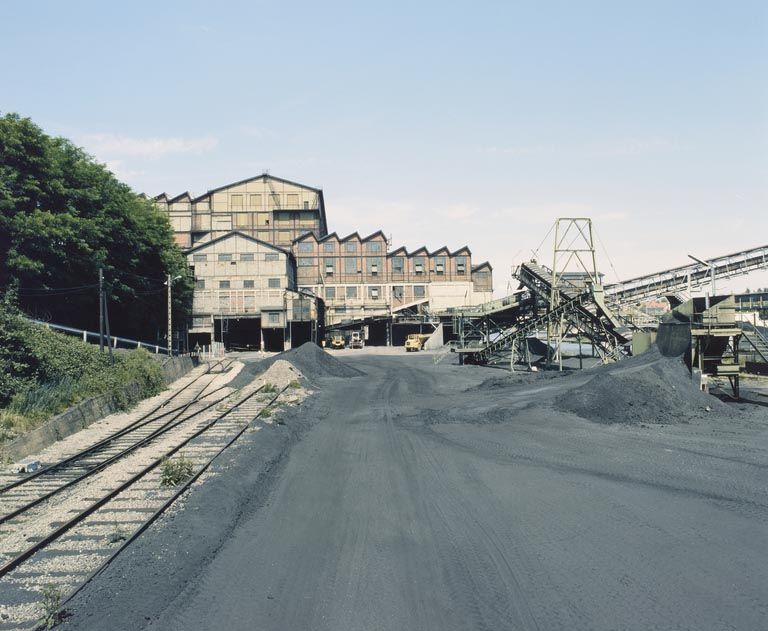 Voie ferrée desservant le lavoir des Chavannes pour le transport des produits lavés et bandes transporteuses de l'usine d'agglomérés, vue prise au sud du lavoir.