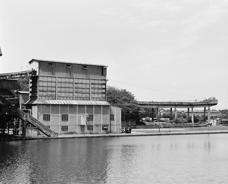 Silos (à gauche) et estacade de rebroussement des wagons après déchargement des produits bruts.