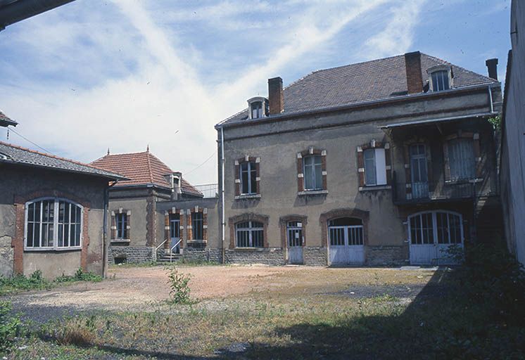 Bureaux (à droite, façade antérieure de l'ancien logement du directeur).