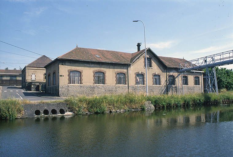 Façade postérieure de l'atelier d'ajustage et de tournage vue depuis les quais.