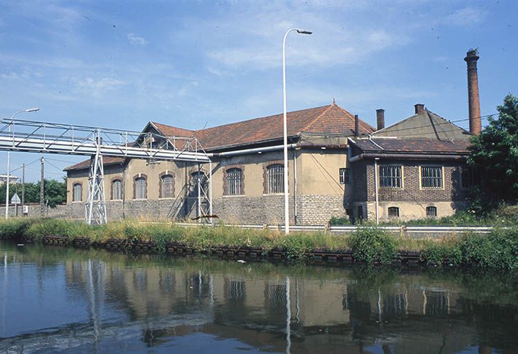 Façade postérieure de l'atelier d'ajustage et de tournage vue depuis les quais.