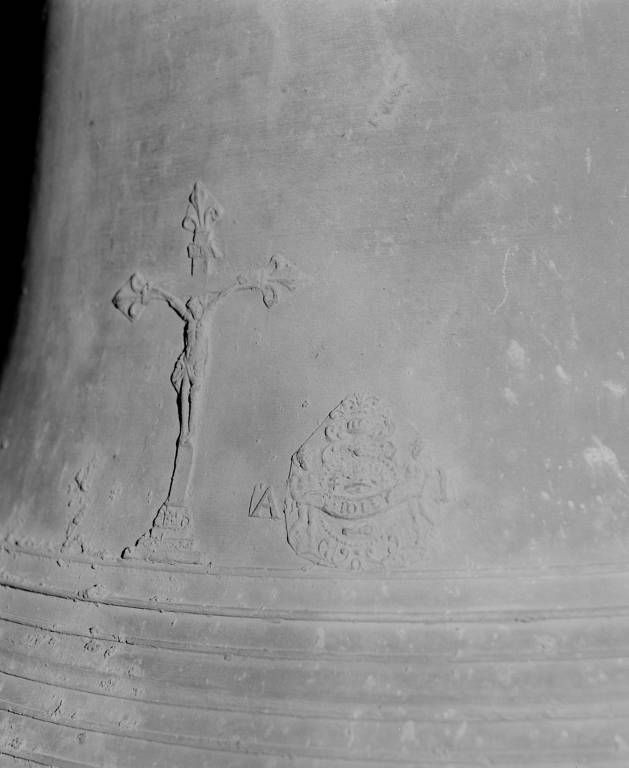 Cloche, détail : Christ en croix et marque du fondeur