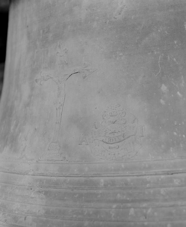 Cloche, détail : Christ et marque du fondeur