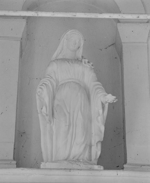 Statues en pendant : Vierge ; sainte Claire