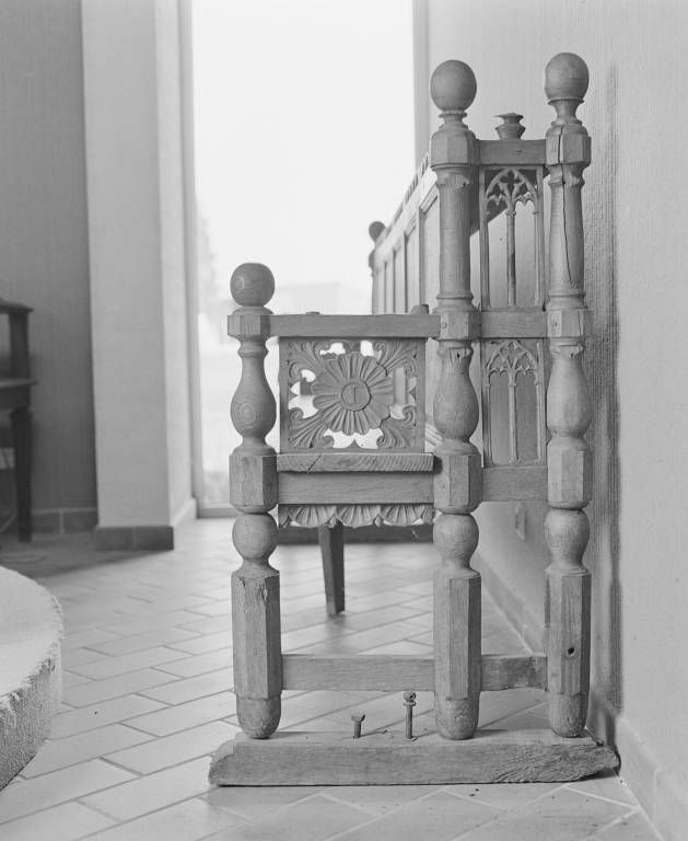 Deuxième banc, côté droit.
