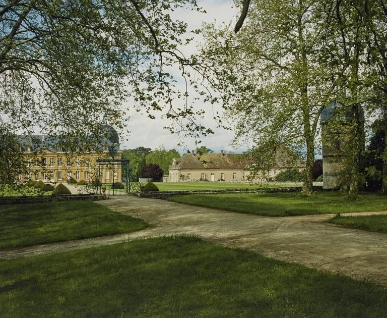 Vue d'ensemble : château et ses dépendances abritant le théâtre.