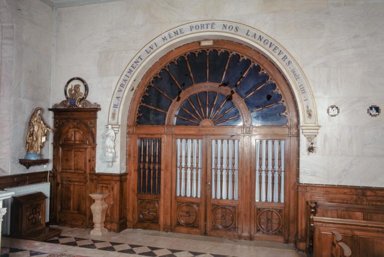 Intérieur de la chapelle : mur droit.