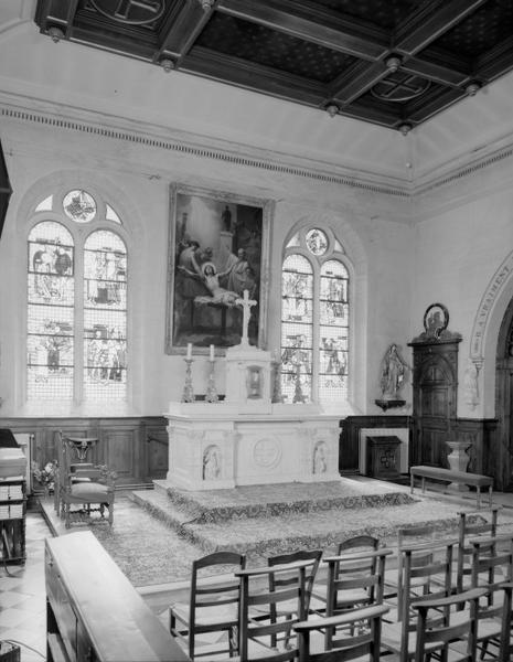 Intérieur de la chapelle : autel et mur postérieur.