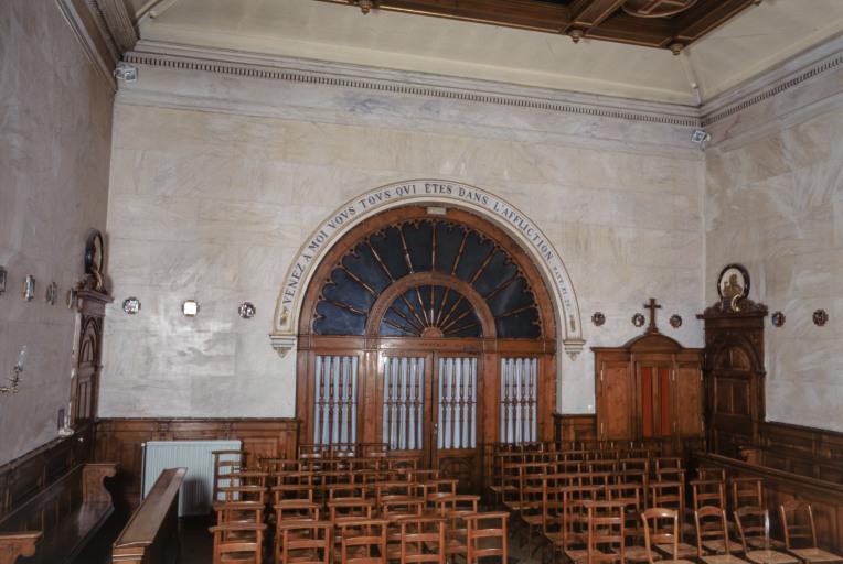 Intérieur de la chapelle : mur postérieur.