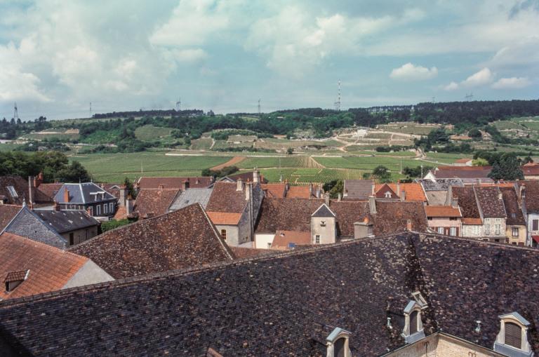 Vue depuis les toits sur la commune et les côtes.