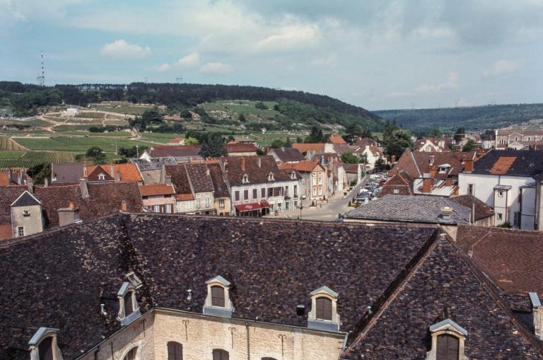 Vue depuis les toits sur la commune et les côtes.