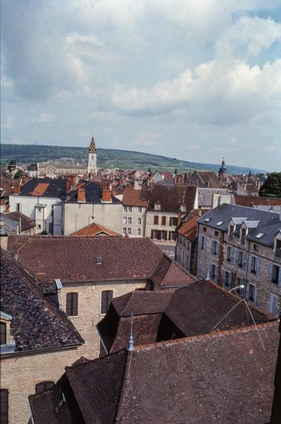 Vue depuis les toits sur la commune et les côtes.