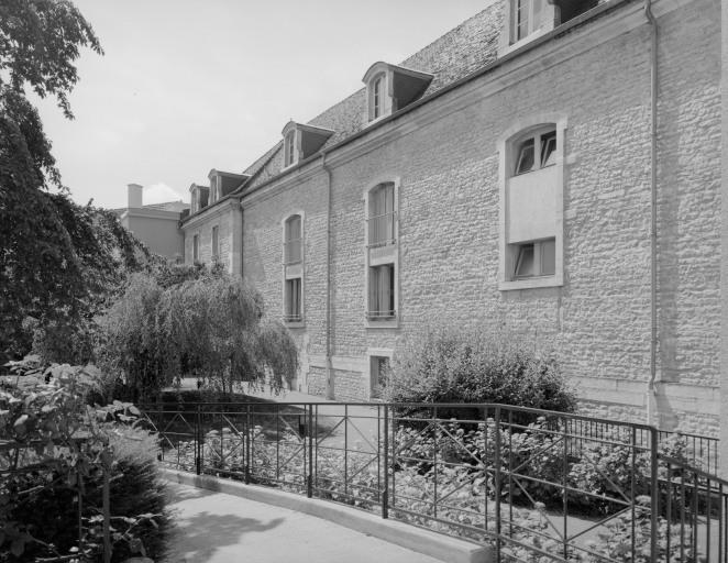 Salles Saint-Joseph et Saint-Etienne : élévation sur le jardin.