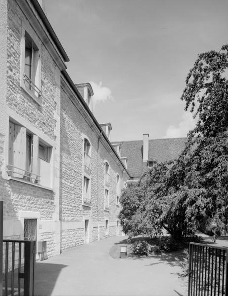 Salles Saint-Joseph et Saint-Etienne : élévation sur le jardin.