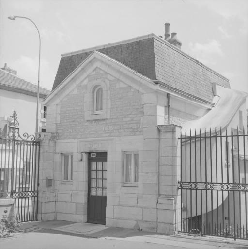 Loge de concierge : élévation sur la cour d'entrée.