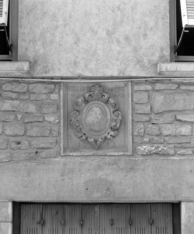 Maison 8 rue Edouard Fraisse, détail du cartouche (en remploi ?) daté 1592, avec inscription latine : VNAM PETII / A DÑO