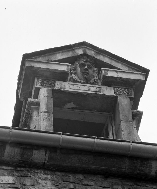 Maison 26 rue Maufoux, détail de la lucarne (en remploi ?) datée 1577