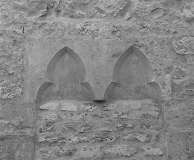 Bâtiment dit de l'administration : vestiges de baies jumelées murées (élévation droite sur la rue).