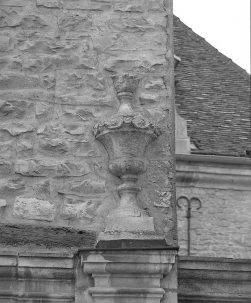 Bâtiment dit de l'administration : vase en pierre de l'ancien mur de clôture de l'hôpital.